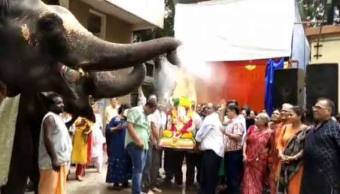 વડોદરા : ઈન્દ્રપ્રસ્થ મંડળે બે ગજરાજ દ્વારા ગણપતિ પર જળાભિષેક કરાવ્યું