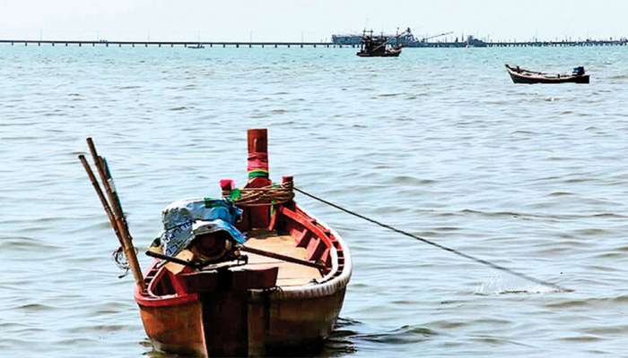 કચ્છ: સિરક્રીક વિસ્તારમાંથી બે પાકિસ્તાની ફિશિંગ બોટ પકડાઈ કચ્છ: સિરક્રીક વિસ્તારમાંથી બે પાકિસ્તાની ફિશિંગ બોટ પકડાઈ