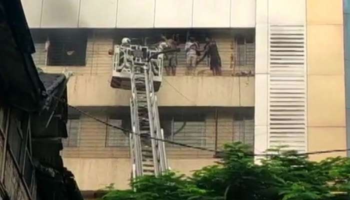 મુંબઈ: ડ્રીમલેન્ડ સિનેમા પાસે ઈમારતમાં આગ લાગી, ફસાયેલા 8 લોકોને રેસ્ક્યુ 