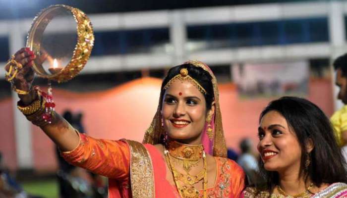 Karwa Chauth 2019: ચાયણીથી ચંદ્રને જોવાની પરંપરા પાછળ છુપાયું છે એક રહસ્ય