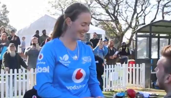 VIDEO: મેદાન પર આવીને પ્રેમીએ કર્યું મહિલા ક્રિકેટરને પ્રપોઝ, કંઈક આવું હત