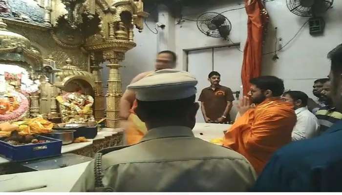 મહારાષ્ટ્ર: મત આપતા પહેલા સિદ્ધિવિનાયક મંદિર પહોંચ્યા આદિત્ય ઠાકરે, વરલી સીટથી લડી રહ્યાં છે ચૂંટણી