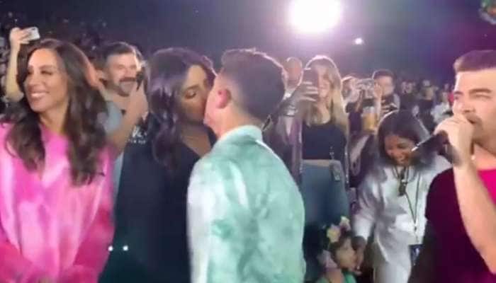 પ્રિયંકા અને નિકે લાઇવ કોન્સર્ટમાં એકબીજાને કરી KISS, Watch Video