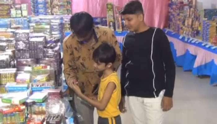 ગુજરાત: છેલ્લી ઘડીએ ખરીદી માટે પડાપડી, બજારમાં ગ્રાહકોની ભીડ