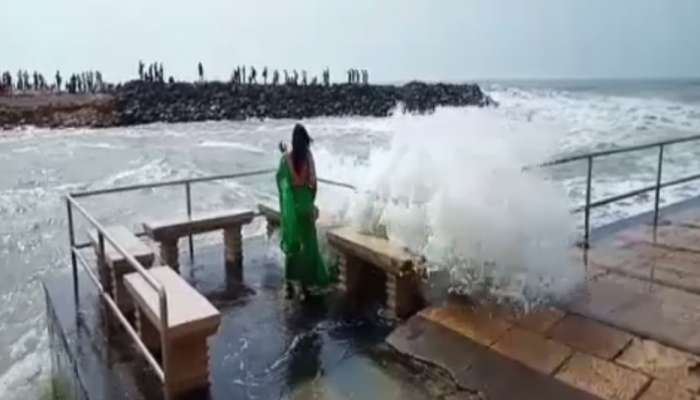 દ્વારકાના ગોમતી ઘાટ પર ભયજનક મોજા ઉછળ્યા, સેલ્ફી લેવા લોકો ટોળે વળ્યા