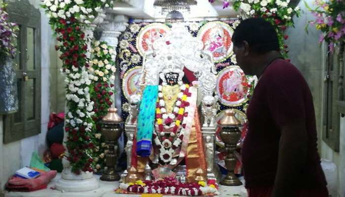 અમદાવાદ : નવવર્ષે ભદ્રકાળી, ગાયત્રી અને કેમ્પ હનુમાન મંદિરમાં હજારો લોકોએ દર્શન કર્યા
