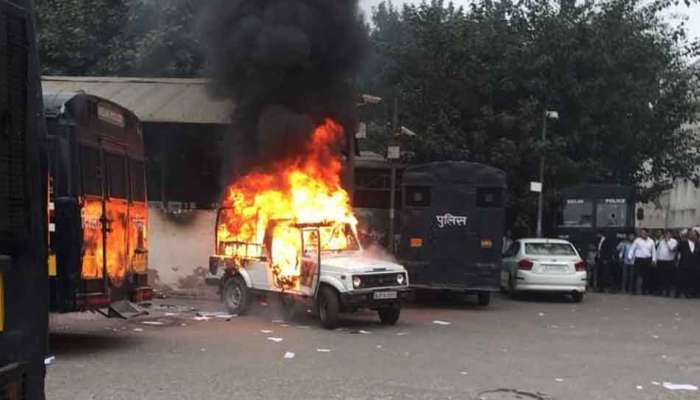 દિલ્હીની તીસ હજારી કોર્ટમાં પોલીસ અને વકીલો વચ્ચેનો સંઘર્ષ બન્યો હિંસક 