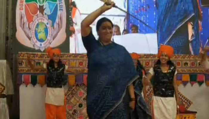 Video : ભાજપા નેતા સ્મૃતિ ઈરાનીએ બંને હાથમાં ખુલ્લી તલવાર સાથે કર્યા કરતબ Video : ભાજપા નેતા સ્મૃતિ ઈરાનીએ બંને હાથમાં ખુલ્લી તલવાર સાથે કર્યા કરતબ