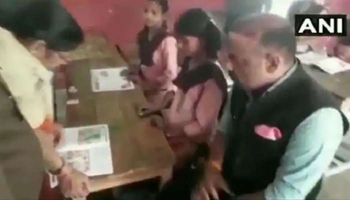 VIDEO: આવા શિક્ષક કેવી રીતે ચલાવાય?, DMએ અંગ્રેજી ટીચરને વાંચવાનું કહ્યું તો બોલ્યા-મારું અંગ્રેજી નબળું