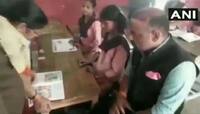 VIDEO: DMએ અંગ્રેજી ટીચરને વાંચવાનું કહ્યું તો બોલ્યા-મારું અંગ્રેજી નબળું