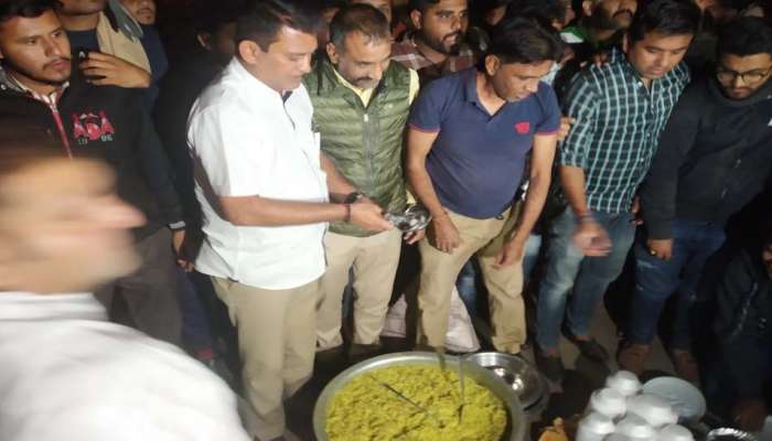 binsachivalay exam: આંદોલનના ભૂખ્યા વિદ્યાર્થીઓને પરેશ ધાનાણીએ ખીચડી-શાકનું ભોજન કરાવ્યું binsachivalay exam: આંદોલનના ભૂખ્યા વિદ્યાર્થીઓને પરેશ ધાનાણીએ ખીચડી-શાકનું ભોજન કરાવ્યું