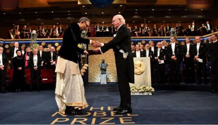 પત્ની સાથે પરંપરાગત પોષાકમાં નોબેલ લેવા પહોંચ્યા અભિજીત