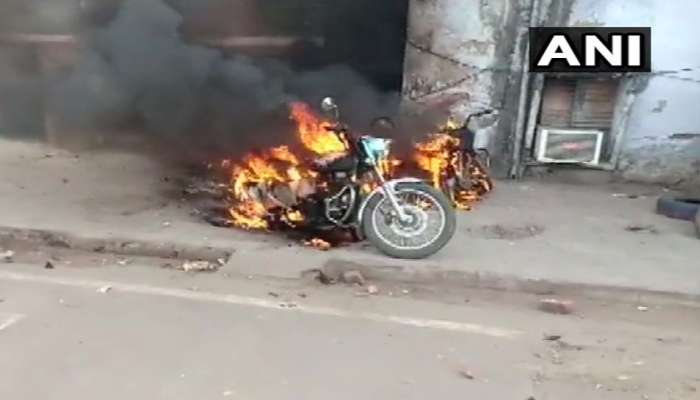 CAA Protest: લખનઉમાં હિંસા ભડકી, ઉપદ્રવીઓએ પોલીસ ચોકી ફૂંકી મારી, વાહનોમાં આગચંપી