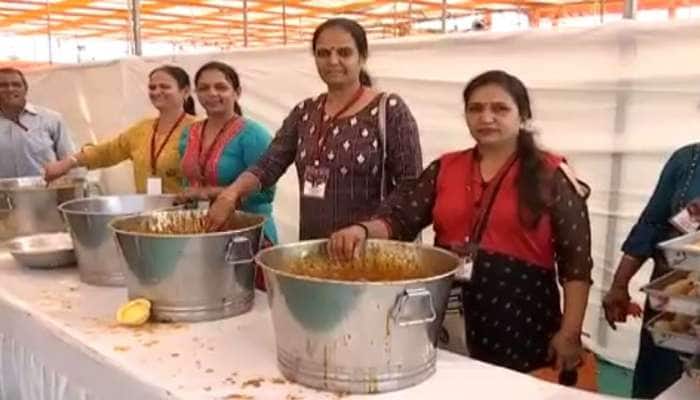 Unjha Lakshachandi Mahayagya: ભોજન બાદ ડીશ ધોવા પણ શ્રદ્ધાળુઓ પહોંચી ગયા 