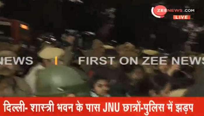 દિલ્હીના શાસ્ત્રી ભવન નજીક JNU વિદ્યાર્થીઓ અને પોલીસ વચ્ચે ઘર્ષણ