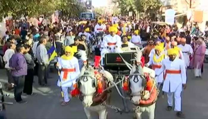 રાજકોટના રાજવી માંધાતાસિંહ જાડેજાનું રાજતિલક: દિલ્હીના રાજપથ જેવી નીકળી ભવ્યાતિભવ્ય નગરયાત્રા