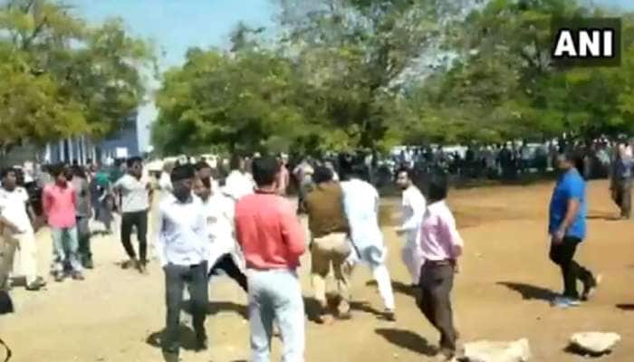 VIDEO: છત્તીસગઢમાં કોંગ્રેસના કાર્યકરો બાખડ્યા, ગાળાગાળી કરી એકબીજાને દોડાવી દોડાવીને માર્યા