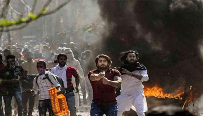 દિલ્હી હિંસા: ખુલ્લેઆમ ગોળીઓ ચલાવનાર લાલ ટી શર્ટ પહેરેલા યુવકની થઇ ઓળખ