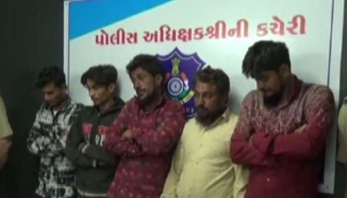 જૂનાગઢમાં ઘાતક હથિયારો સાથે ઝડપાયા 2 શખ્સ, પોલીસે લોકોને અફવા નહી ફેલાવા કરી અપીલ જૂનાગઢમાં ઘાતક હથિયારો સાથે ઝડપાયા 2 શખ્સ, પોલીસે લોકોને અફવા નહી ફેલાવા કરી અપીલ