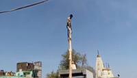 દાહોદ: ઝાડ પર લટકાવેલો ગોળ જે યુવક લાવે તે ઇચ્છે તે યુવતી સાથે લગ્ન કરી શકે છે