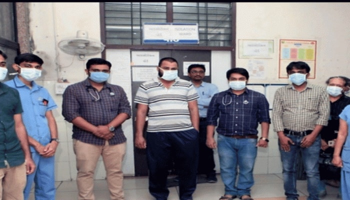 રાજકોટના પ્રથમ કોરોના પોઝિટિવ દર્દીની ઘરવાપસી, તબીબોની સારવાર થઈ સફળ રાજકોટના પ્રથમ કોરોના પોઝિટિવ દર્દીની ઘરવાપસી, તબીબોની સારવાર થઈ સફળ