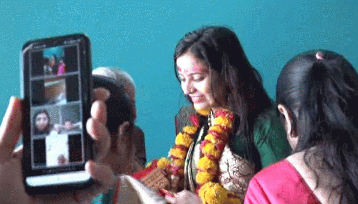 રાજકોટનો અનોખો પ્રસંગ: પંડિતજી અને સગાસંબંધીઓ ઝુમ એપ દ્વારા જોડાયા