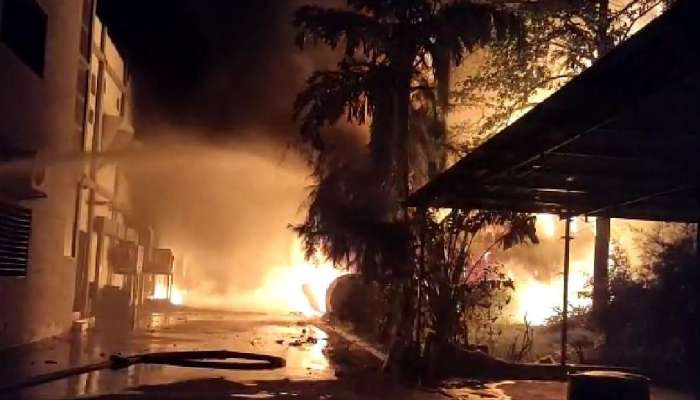 વડોદરાની પેરાગોન કંપનીમાં ભીષણ આગ, ફાયર ફાઈટર ઘટના સ્થળે