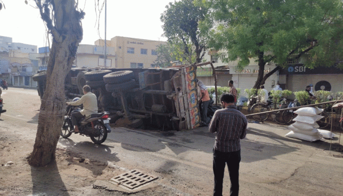 અમદાવાદ : મેઘાણીનગરમાં થોડા દિવસ પહેલા જ રિપેર કરેલો રોડ દબાઈ ગયો, અનાજથી ભરેલી ટ્રક પલટી 