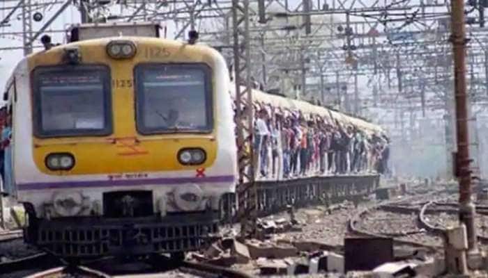 કોરોના: મુંબઇની 'લાઈફ લાઈન' ગણાતી લોકલ ટ્રેન સેવા શરૂ, મુસાફરી માટે આ છે જરૂરી નિયમો