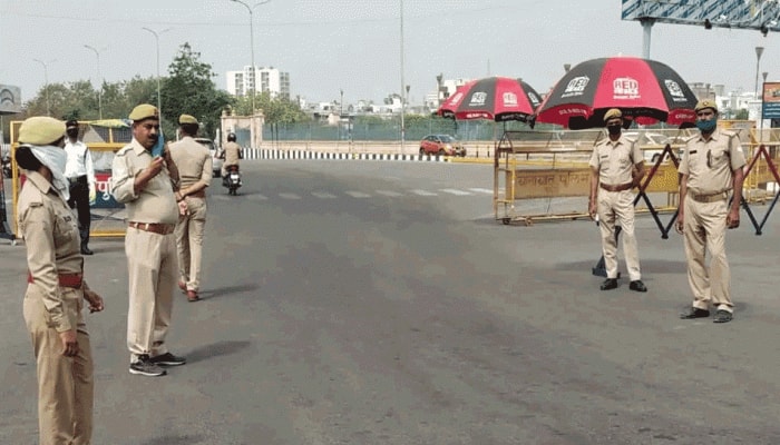 યુપીમાં 55 કલાકનું Lockdown શરૂ, ધાર્મિક સ્થળો ખુલ્લા રહેશે