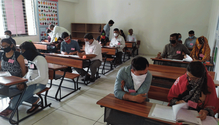બાઉન્સર્સ વચ્ચે HSC પરીક્ષાનું ઉત્તરવહી અવલોકન શરૂ, વાલી-વિદ્યાર્થી ઉઠે એટલે ખુરશી સેનેટાઈઝ કરાય છે 