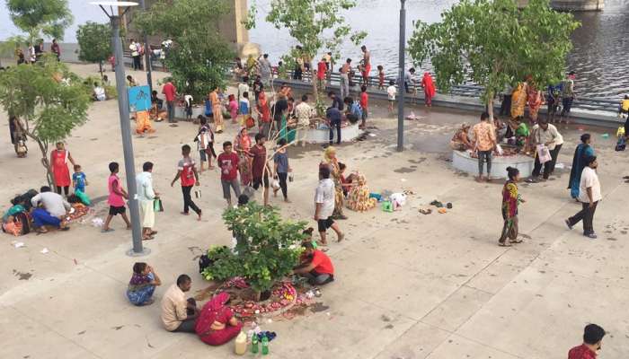 શાહીબાગ રિવરફ્રન્ટ પર સોશિયલ ડિસ્ટન્સના ધજાગરા, પૂજા કરવા માટી સંખ્યામાં લોકો થયા ભેગા