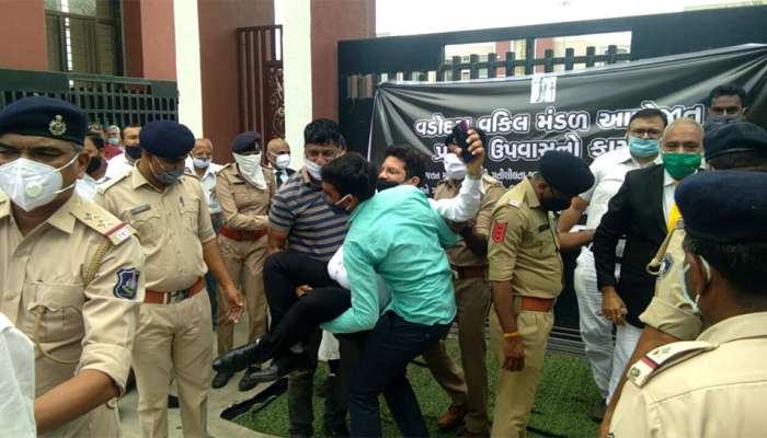 વડોદરા : કોરોનાને કારણે આવક બંધ થતા વકીલોનો વિરોધ, ટીંગાટોળી કરીને અટકાયત કરાઈ