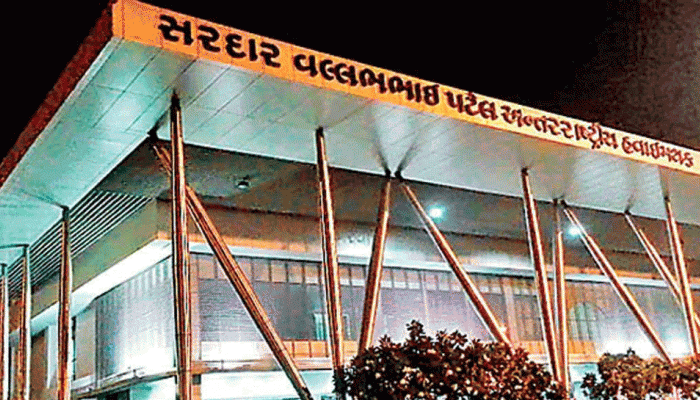 અમદાવાદ: કોરોનાગ્રસ્ત દર્દી નિયમ તોડી એરપોર્ટ પહોંચ્યો, તંત્રના સંકલનથી ઝડપી લેવાયો