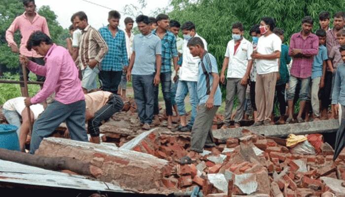 પંચમહાલ: વરસાદના પગલે કણજીપાણી ગામમાં મકાન પડતા પરિવારના 3 સભ્યોનાં મોત