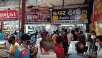 અમદાવાદ: સોશિયલ ડિસ્ટન્સ, માસ્કના અભાવના પગલે રિલિફ રોડ પર મૂર્તિમંત કોમ્પલેક્સ સીલ