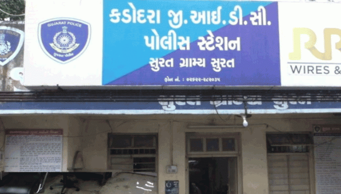 સુરત: ભારે વરસાદથી સણીયા હેમાદ ખાતે પુરની સ્થિતી, પોલીસ સ્ટેશનમાં કેડ સમા પાણી