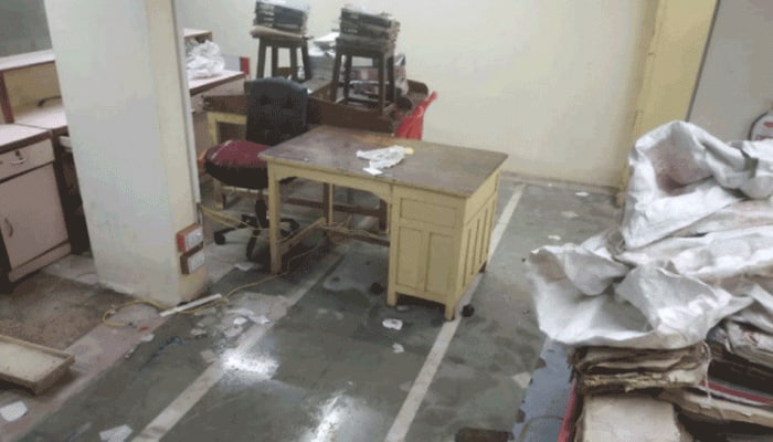 વડોદરા: કારેલીબાગ પોસ્ટ ઓફીસમાં વરસાદના પાણી ભરાયા,અનેક ડોક્યુમેન્ટ્સ પલળી ગયા