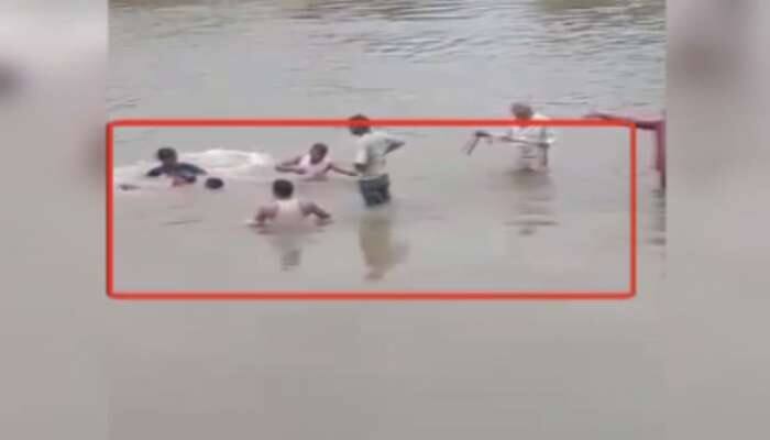 પૂરપાટ વહેતી શેઢી નદીમાં ખેંચાયા 4 યુવકો... 3 બચીને કિનારે આવ્યા, પણ એકને... 