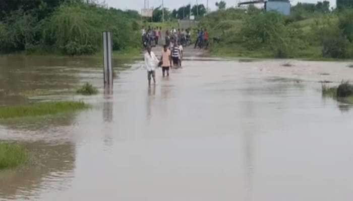 મોરબી જિલ્લાનું એક એવું ગામ જે સામાન્ય વરસાદ પડતાની સાથે જ થઇ જાયછે સંપર્ક વિહોણું
