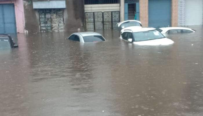 મુસીબતોનો વરસાદ: રાજકોટમાં 5 ઇંચ વરસાદથી હાલ બેહાલ, ગાડીઓ તણાય તેટલું પાણી ભરાયું