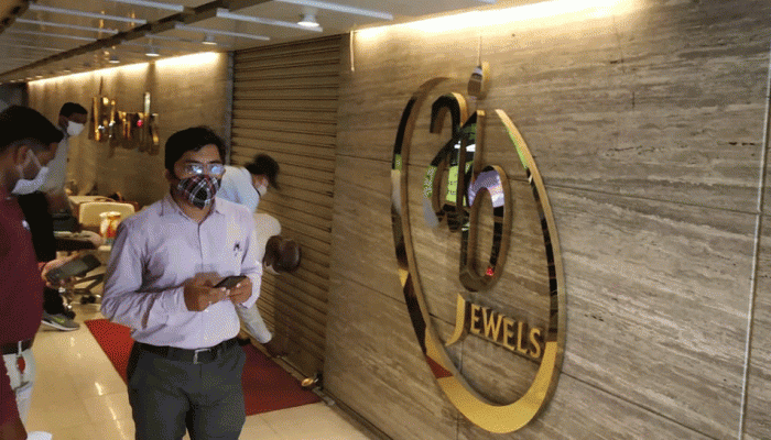 અમદાવાદ: કોર્પોરેશન લડાયક મુડમાં કોરોના નિયમોના ભંગ બદલ AB જ્વેલર્સ સીલ