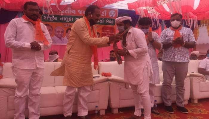 ભાજપે પરેશ ધાનાણીના ગઢમાં પાડ્યું ગાબડું, અમરેલીના અનેક નેતા ભાજપનો ખેસ પહેર્યો 