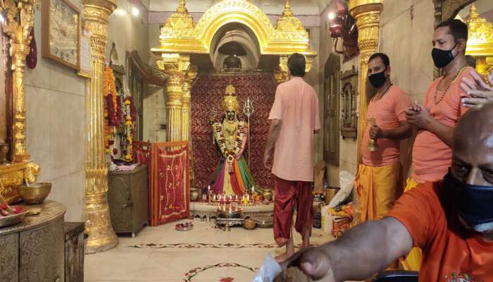 નવરાત્રિનો પ્રારંભ : ગુજરાતના મંદિરોમાં ભક્તો પહોંચ્યા, પણ નારિયેળ-ચુંદડી નહિ ચઢાવી 
