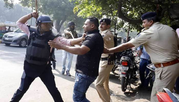 સુરેન્દ્રનગર: દરોડા પાડવા ગયેલી પોલીસ પર જુગારીઓ હાવી, પોલીસની રિવોલ્વર પણ છીનવાઇ