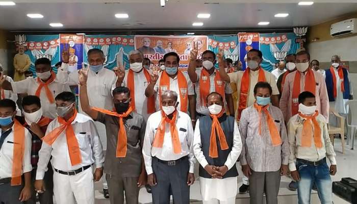 લીંબડીમાં પૂર્વ ધારાસભ્ય લાલજી મેર ભાજપમાં જોડાયા, સીઆર પાટીલે પહેરાવ્યો ખેસ