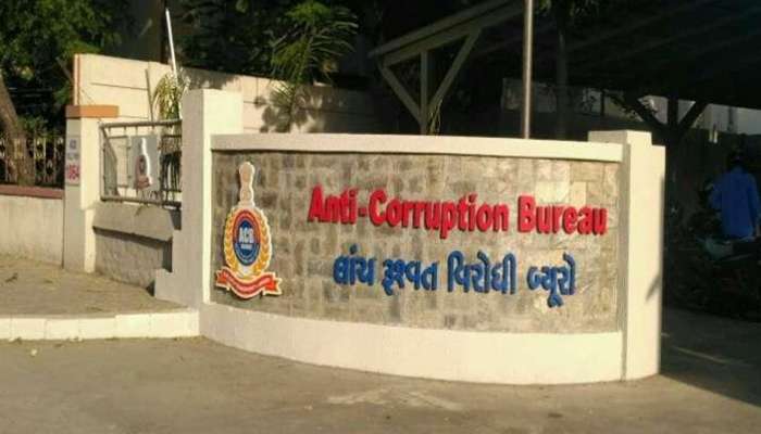 અમદાવાદ: ACB ના પોતાના જ કર્મચારીએ મામલતદારને બ્લેકમેલ કરી માંગી લાંચ, ઝડપાયો
