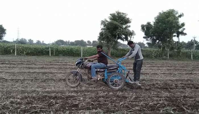 ગુજરાતના ગરીબ ખેડૂતનો જુગાડ કામ કરી ગયો, જુગાડુ બાઈકે ખેતીનો ખર્ચ 80% ઘટાડ્યો