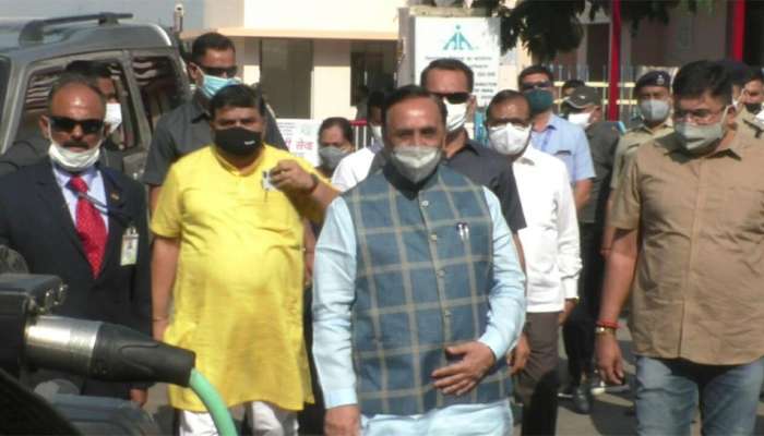 વતન રાજકોટમાં દિવાળી ઉજવવા પહોંચ્યા CM રૂપાણી, સાંજે પોતાની દુકાનમાં કરશે ચોપડા પૂજન 