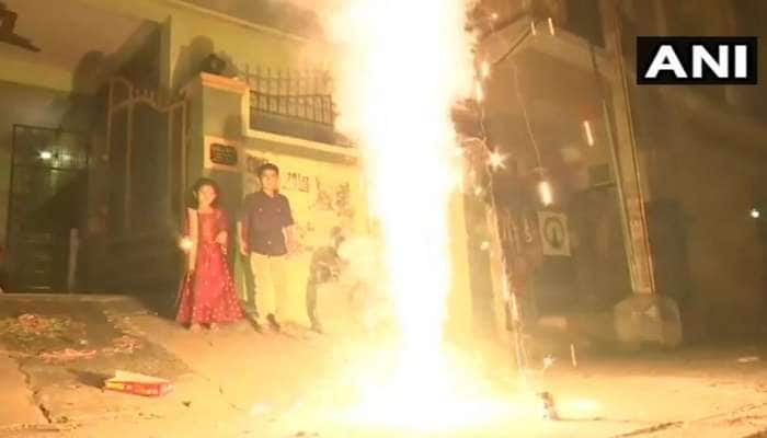 Diwali 2020: દેશભરમાં ધામધૂમથી દિવાળીની ઉજવણી, પ્રતિબંધ છતાં લોકોએ ફોડ્યા ફટાકડા